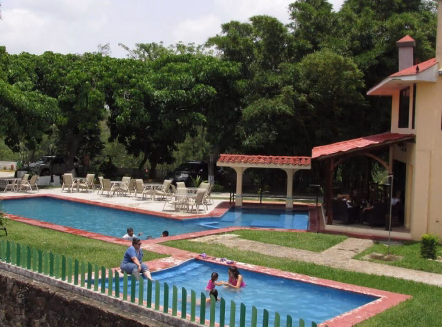 ¿Cuántos hoyos tiene el club campestre?