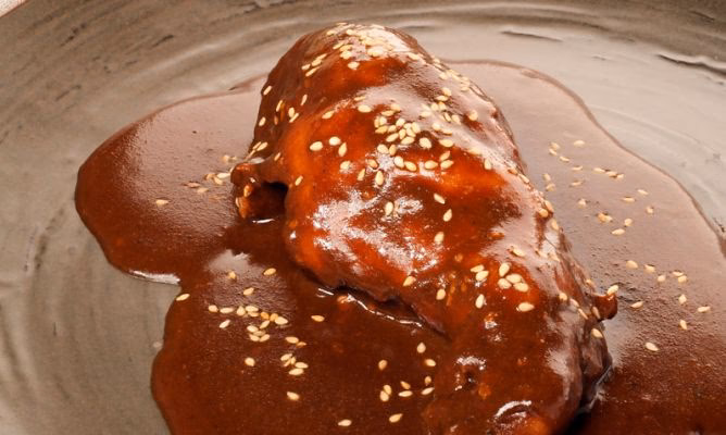 ¿Qué ingredientes lleva el mole?