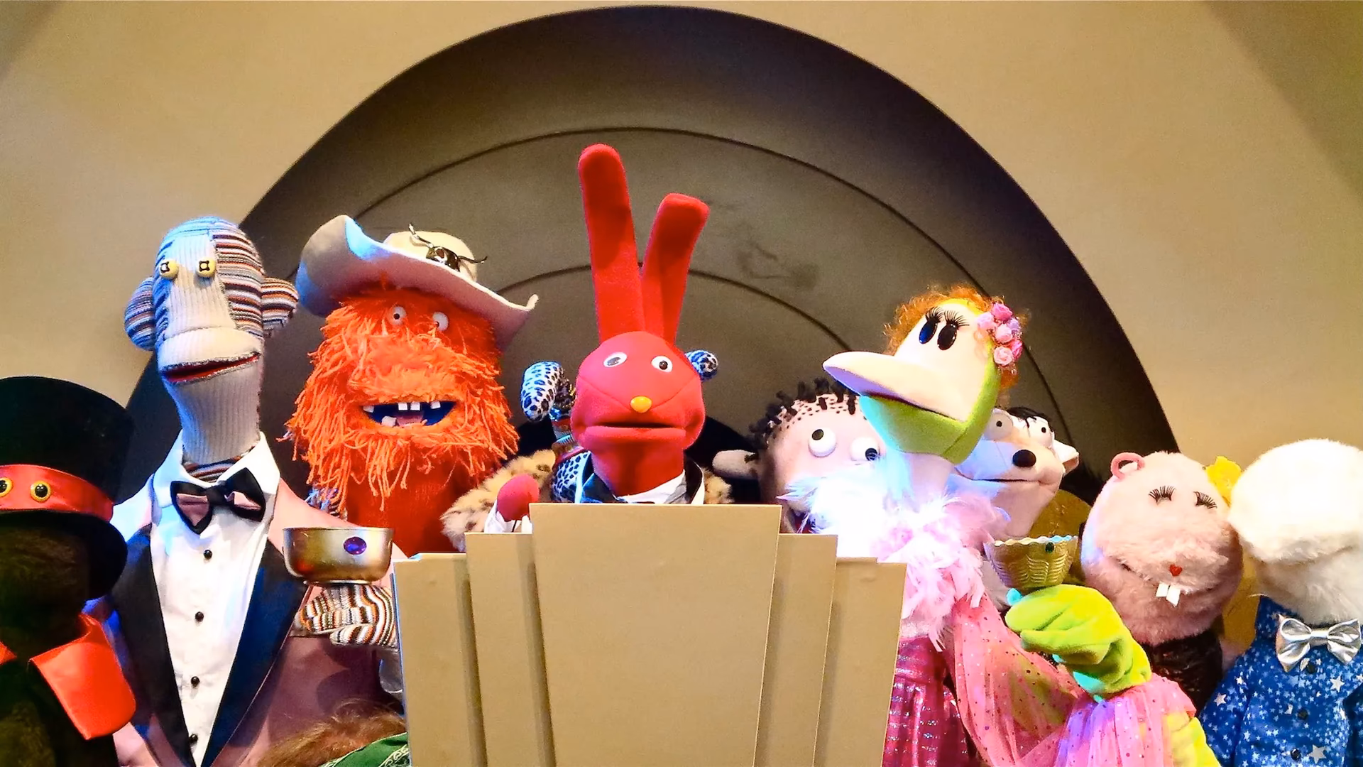 ¿Cómo se llama el conejo rojo de marioneta?