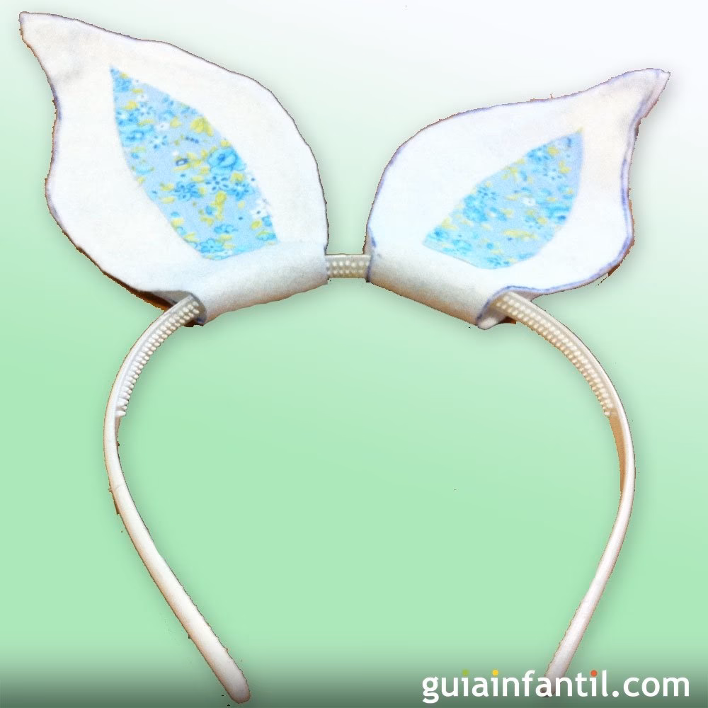 ¿Cómo usar una diadema con orejas de conejo?