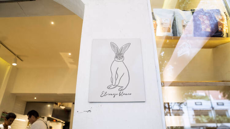 ¿Dónde se encuentra el restaurante conejo en la luna?